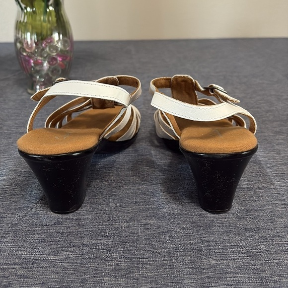 Clarks Leather White Sandals Open Toe Buckle Clasp 2” Heel US Womens Size 8 - Picture 3 of 5